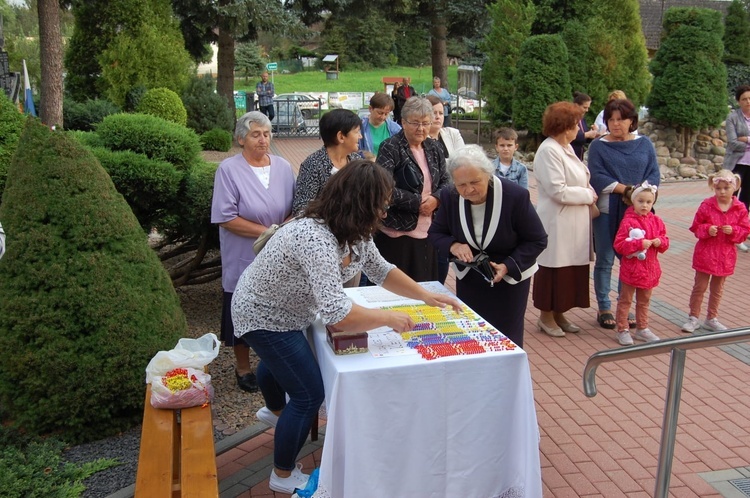 Mikołajowice. Uroczyste rozpoczęcie nabożeństw różańcowych