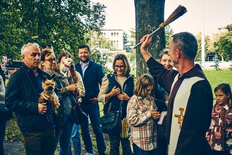 Błogosławieństwo zwierząt w ramach niedzieli św. Franciszka.