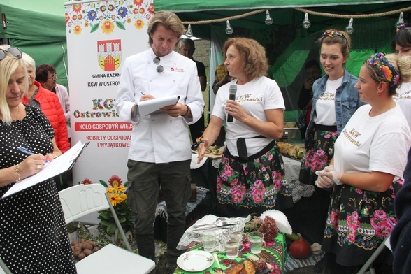 Karol Okrasa, przewodniczący jury, oceniał regionalne potrawy z ziemniaków. Z lewej Ilona Jaroszek.