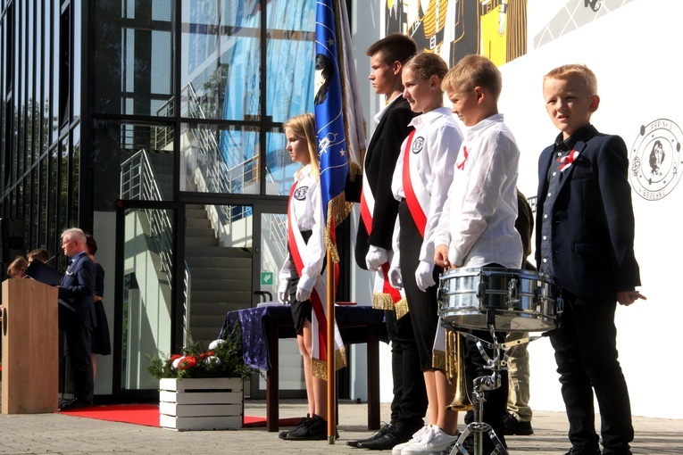 Brzesko. Odsłonięcie muralu "Dumni z Powstańców"