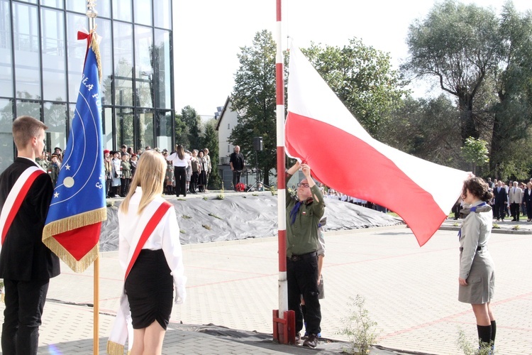 Brzesko. Odsłonięcie muralu "Dumni z Powstańców"