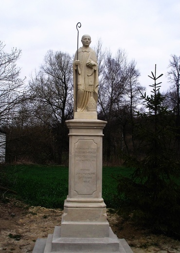 Figura bł. Wincentego Kadłubka w Karwowie ufundowana przez miejscową ludność w 1919 r.