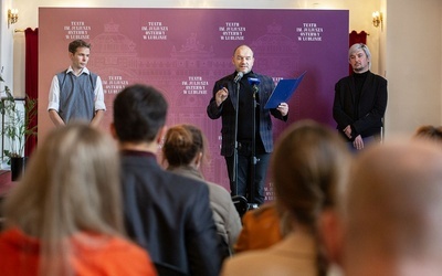 Konferencja prasowa dotycząca zmian w teatrze.