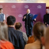 Konferencja prasowa dotycząca zmian w teatrze.