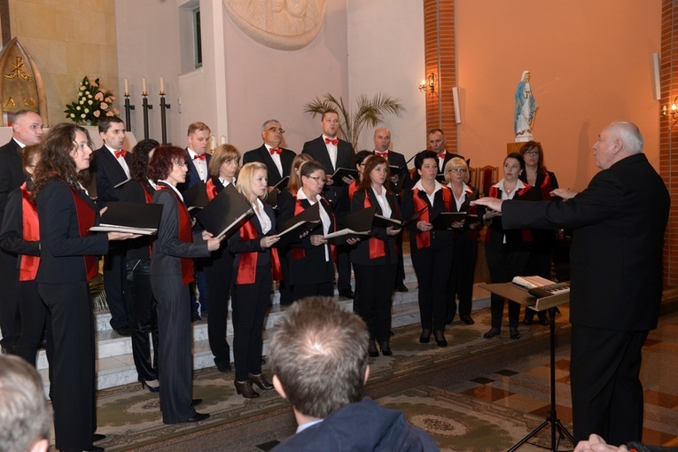 Zdjęcie z jubileuszowego koncertu z okazji 30-lecia zespołu, który odbył się w radomskim kościele pw. św. Rafała.