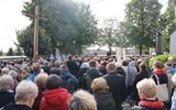 Msza Święta polowa przed kościołem parafialnym zgromadziła blisko 2 tysiące osób.
