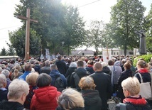 Msza Święta polowa przed kościołem parafialnym zgromadziła blisko 2 tysiące osób.