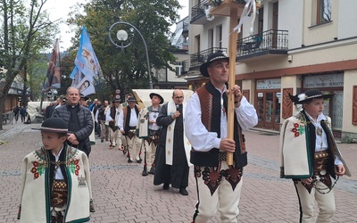 Góral bez ciupagi, ale z różańcem w ręku