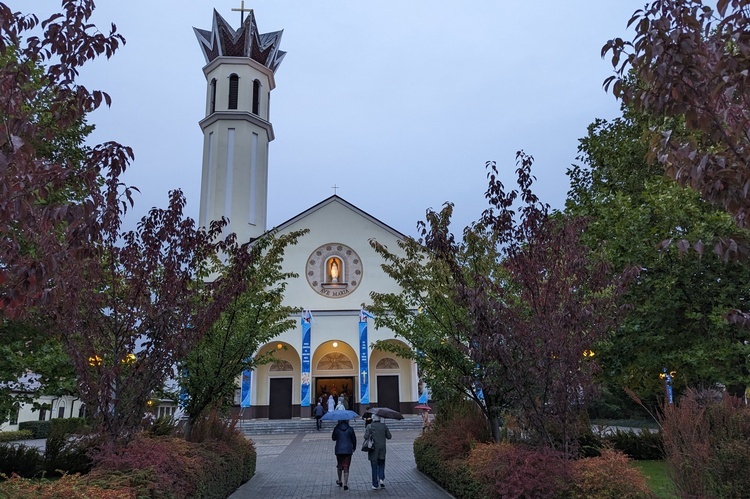 Sanktuarium Matki Bożej Różańcowej - Pośredniczki Wszelkich Łask w Piasecznie