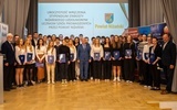 Nagrodzeni uczniowie z władzami powiatu i dyrektorami szkół.