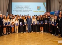 Nagrodzeni uczniowie z władzami powiatu i dyrektorami szkół.