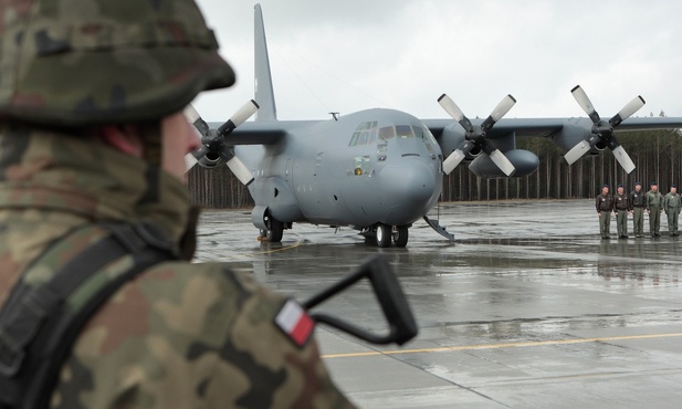 Szef MON: lada chwila dwa samoloty C-130 Hercules wystartują do Izraela