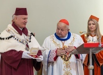 Rektor KUL ks. prof. Mirosław Kalinowski wręczył kard. Dziwiszowi tytuł honorowego profesora.