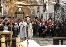 Wypełniona po brzegi bazylika i rzeka ludzi kroczących różańcowymi dróżkami to dowód na to, że wciąż nie brakuje zapału do modlitwy.