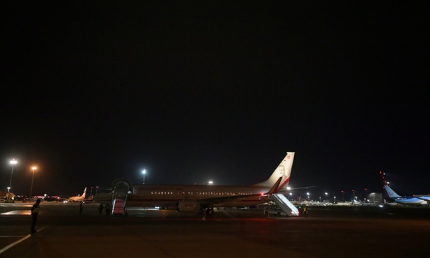 Szef MON: czwarty samolot z Izraela do Warszawy z Polakami na pokładzie wylądował w stolicy
