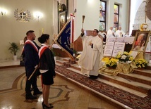 Sztandar szkoły poświęcił ks. Tadeusz Ziętkowski.