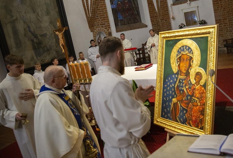 Wprowadzenie obrazu do karlińskiego kościoła, cz. 1