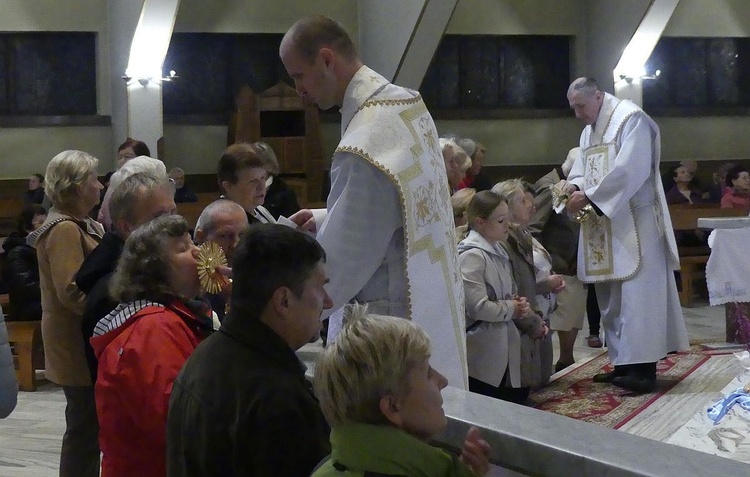 Święta Tereska z mamą i tatą wśród parafian na Złotych Łanach