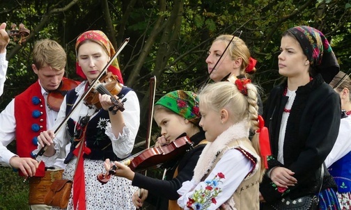 Na "Magurcańskie święto" górale założyli swoje tradycyjne stroje.