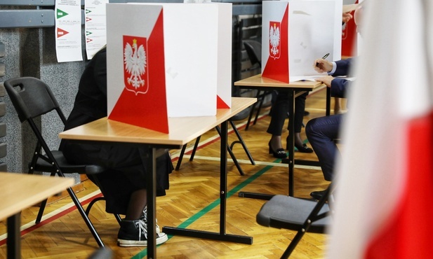 PKW: wybory przebiegają spokojnie; komisje nie powinny pytać wyborców, czy chcą pobrać kartę do referendum 