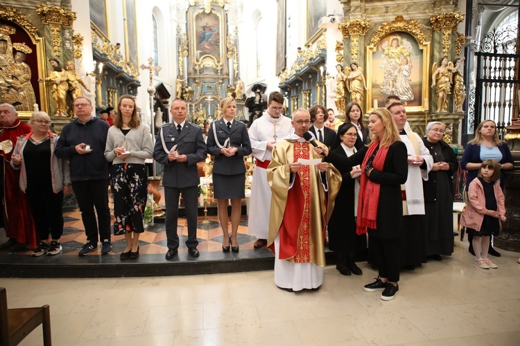 Zawierzenie wypowiedziało 20 osób - kobiet i mężczyzn różnych stanów.