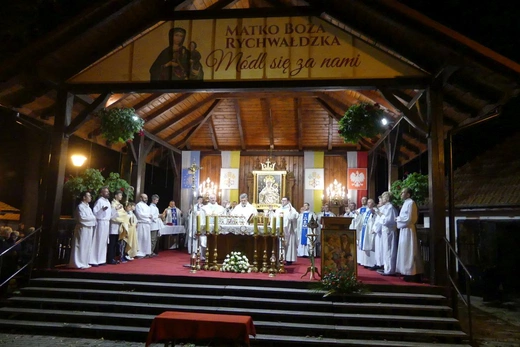 Zakończenie peregrynacji relikwii bł. rodziny Ulmów w Rychwałdzie