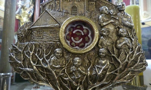 Peregrynujący relikwiarz bł. rodziny Ulmów.