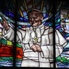 Witraż przedstawiający papieża Polaka w parafii pw. św. Maksymiliana Marii Kolbego w Modlinie Starym.