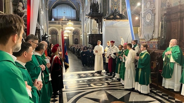 Biskup Szymon Stułkowski poświęcił sztandar Akademii Mazowieckiej w Płocku.