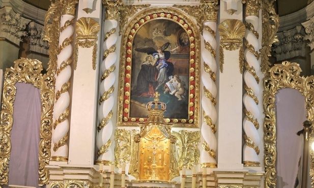 Odrestaurowany ołtarz główny w kęckim kościele św. Jana Kantego.