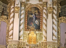 Odrestaurowany ołtarz główny w kęckim kościele św. Jana Kantego.