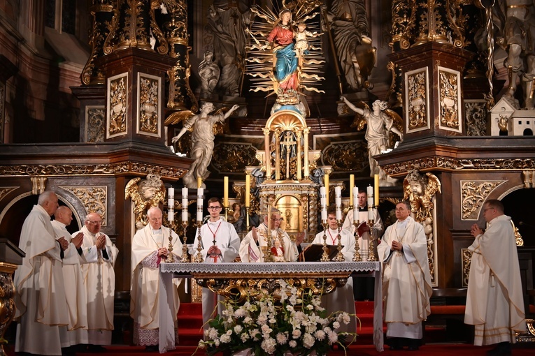 Bp Marek Mendyk wraz z bp. Adamem Bałabuchem i bp. Ignacym Decem dziękowali Bogu za pontyfikat św. Jana Pawła II w 45. rocznicę jego wyboru na Stolicę Piotrową.