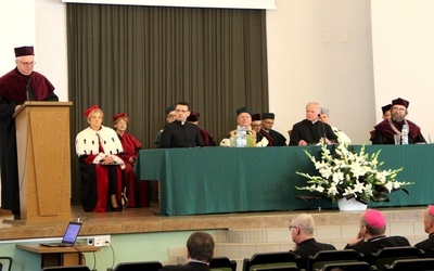 Wykład inauguracyjny wygłosił ks. prof. Marek Jadodziński. Przy mikrofonie - ksiądz rektor.