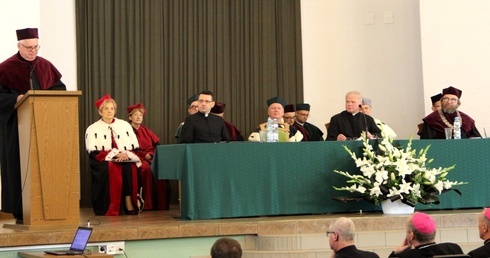 Wykład inauguracyjny wygłosił ks. prof. Marek Jadodziński. Przy mikrofonie - ksiądz rektor.