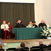 Wykład inauguracyjny wygłosił ks. prof. Marek Jadodziński. Przy mikrofonie - ksiądz rektor.