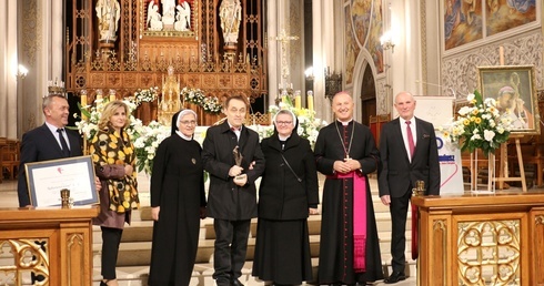 Laureat z bp. Markiem Solarczykiem, członkami Funduszu i rodziną bp. Jana.