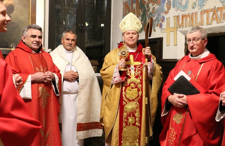 Relikwie do świątyni wprowadził bp Piotr Turzyński.