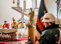 Podczas liturgii bp Wiesław Szlachetka poświęcił figurę bł. ks. Jerzego Popiełuszki i wprowadził jego relikwie.