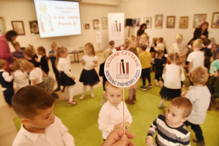 Czytanie książek o Janie Pawle II odbywa się w PiMBP w Brzesku co roku.