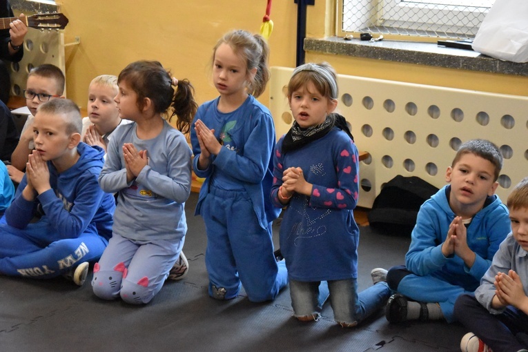 Przasnysz. Różaniec dzieci w intencji pokoju