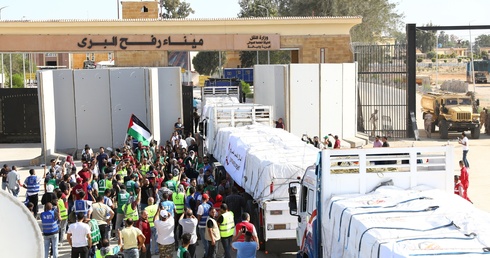 Ciężarówki z pomocą humanitarną wjeżdżają do Strefy Gazy przez przejście w Rafah