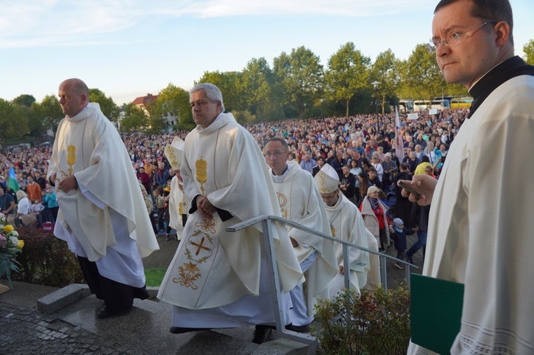 Pielgrzymka do Trzebnicy 2023 - cz. 9 (wejście i Msza św.)