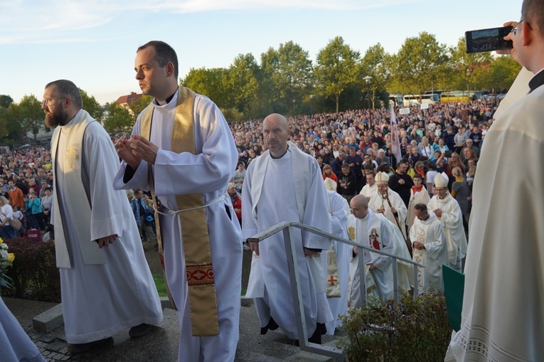 Pielgrzymka do Trzebnicy 2023 - cz. 9 (wejście i Msza św.)