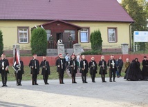 Uroczystości przed pomnikiem pamięci poległych w bitwie.