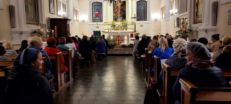 W sobotę 21 paźdzernika w parafii św. Stanisława uczestnicy TKCh uwiebiali Jezusa w Najświętszym Sakramencie. 