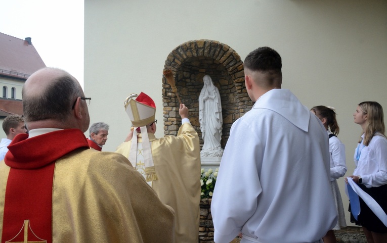 Poświęcenie nowo wybudowanego domu parafialnego w Krośnicy