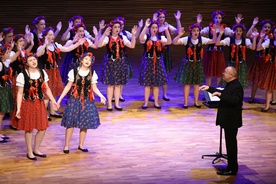 W Japonii i w Polsce chór wystąpił w ludowych strojach.