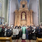 Ks. Michał Machnio ze swoimi parafianami.