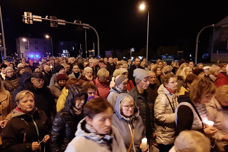 Tarnów. Procesja różańcowa ulicami miasta