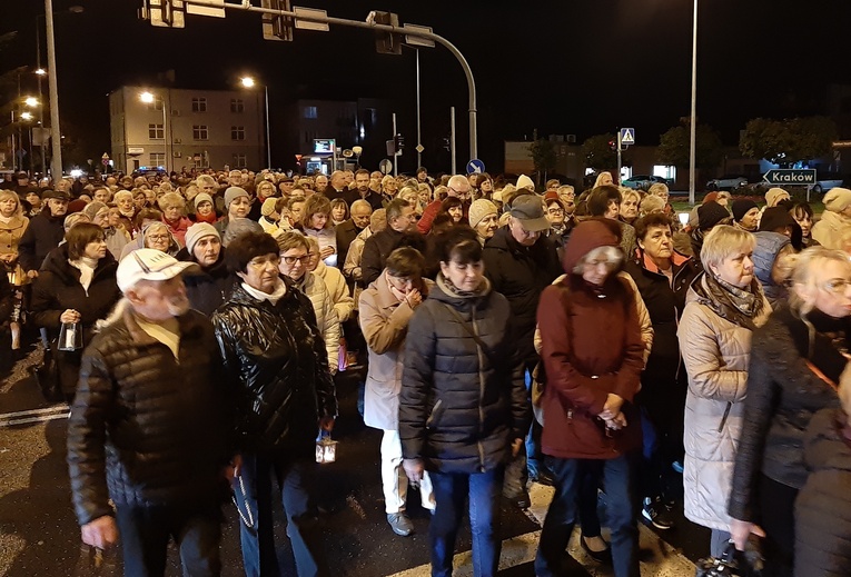 Tarnów. Procesja różańcowa ulicami miasta